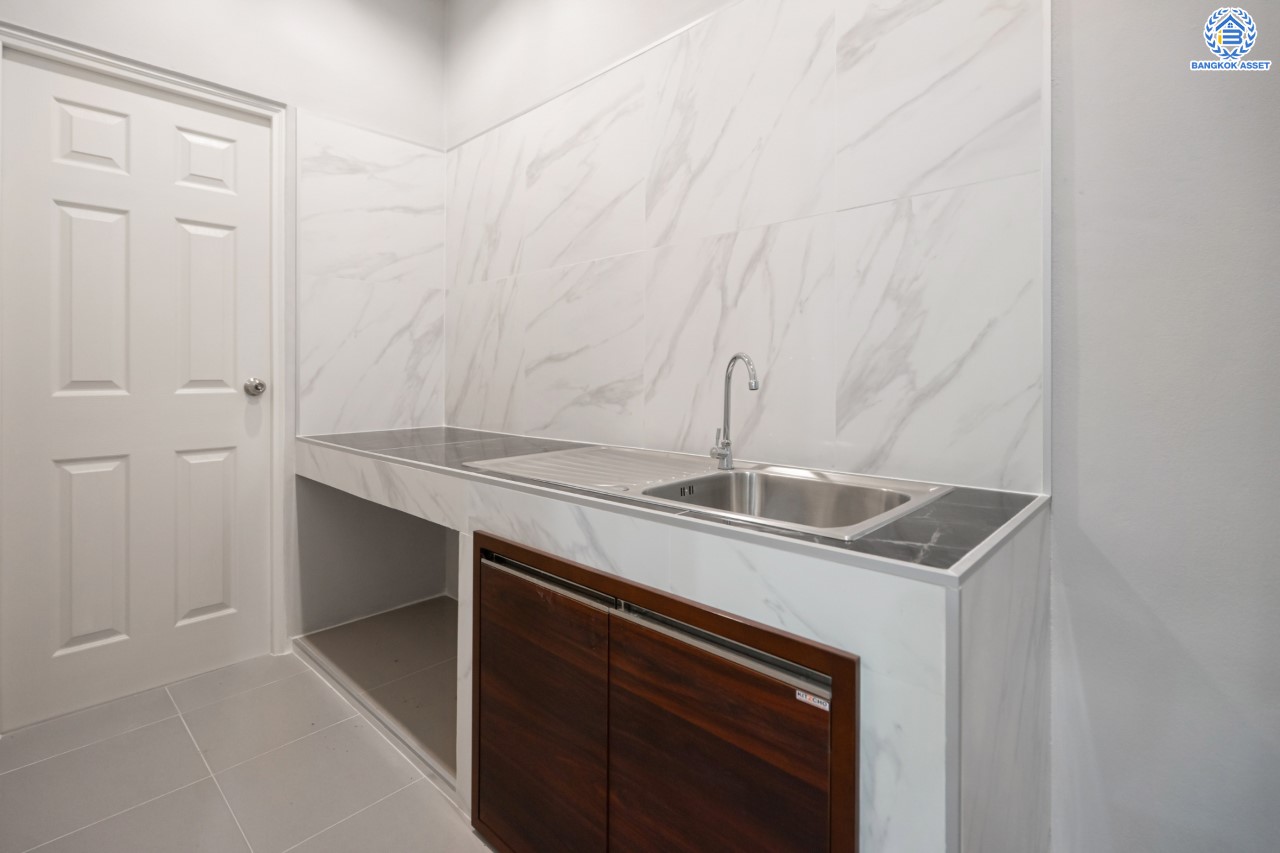 บ้านมือสองตกแต่งใหม่ ม.วิลล่าการ์เด้น1 รัตนาธิเบศร์ หลังมุม เนื้อที่ 64.1 ตร.ว. ฟังก์ชัน 4 ห้องนอน 3 ห้องน้ำ 2 ที่จอดรถ บนทำเลเดินทางสะดวก เชื่อมต่อถนนรัตนาธิเบศร์, ถนนราชพฤกษ์, ถนนกาญจนาภิษก ใกล้เซ็นทรัลเวสต์เกต รถไฟฟ้าสายสีม่วง "สถานีบางพลู" และ ทางด่วน "กาญจนาภิเษก"